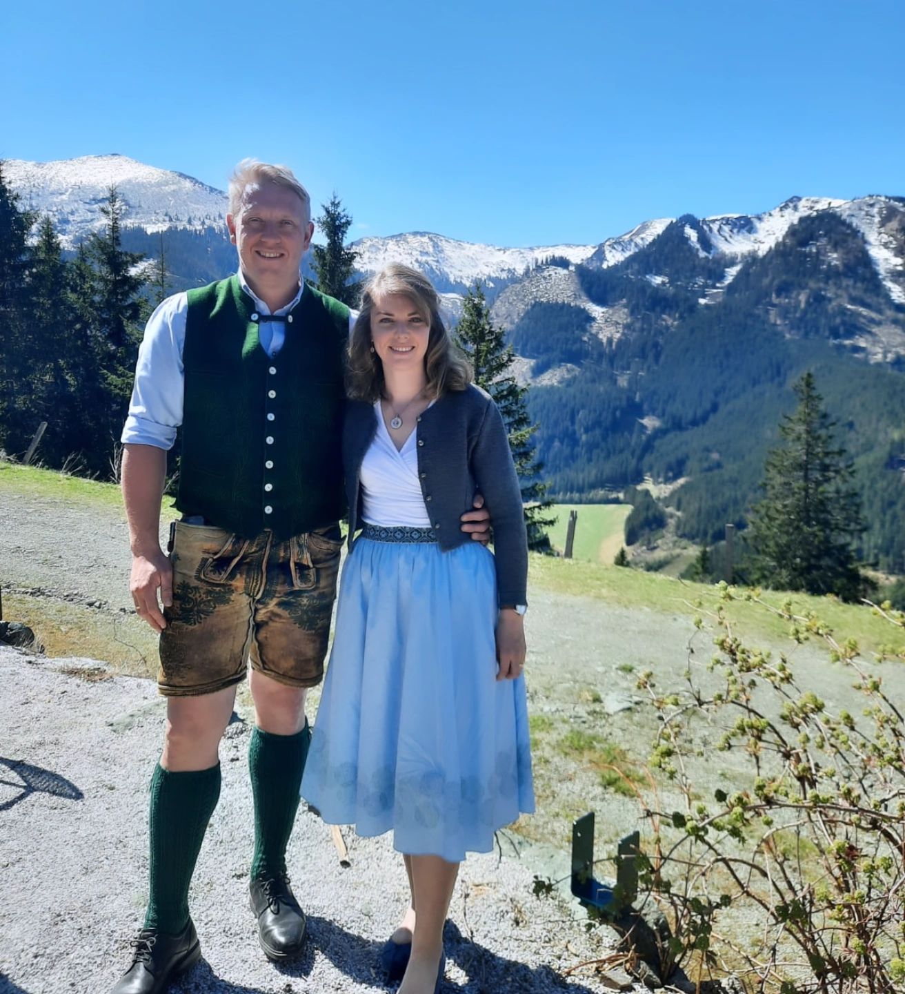Neue Besitzer, Stefan und Eva Moser in Tracht vor der Bergkulisse
