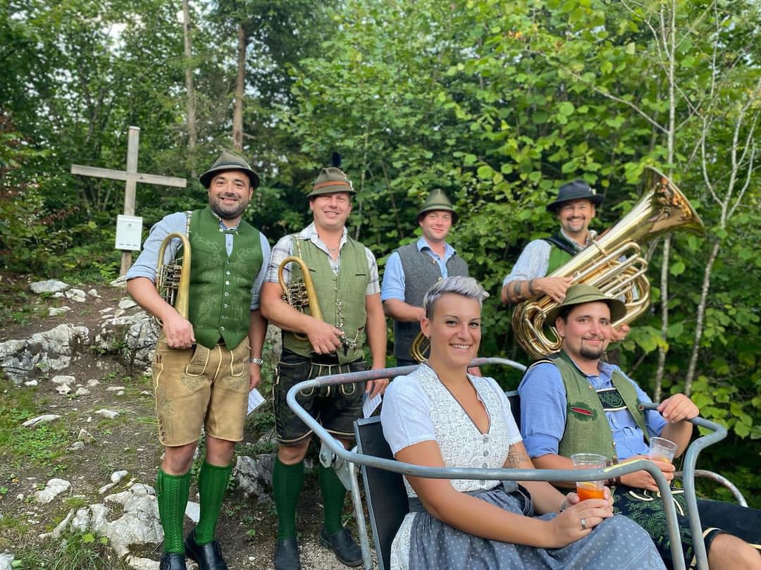 Gruppenfoto der 6 köpfigen Musikgruppe.